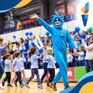 Dzieci i nauczyciele uczestniczą w sportowo-integracyjnym wydarzeniu Niebieskie Igrzyska Fundacji IWRD