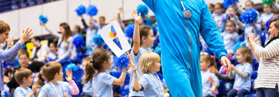 Dzieci i nauczyciele uczestniczą w sportowo-integracyjnym wydarzeniu Niebieskie Igrzyska Fundacji IWRD